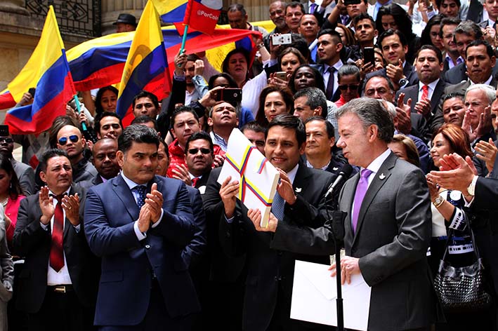 El presidente Juan Manuel Santos entregó este jueves al Congreso nacional el texto definitivo del acuerdo de paz con las Farc como paso previo para la convocatoria del plebiscito del 2 de octubre en el que los ciudadanos decidirán si lo aprueban o no.
