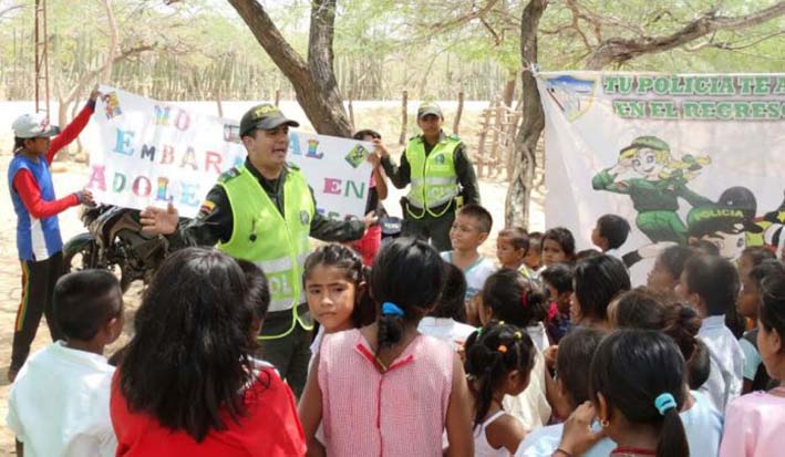 Miembros de la Policía Ambiental y Ecológica compartieron con estudiantes del centro de instrucción Wayúu Thorivio Kaporinche.