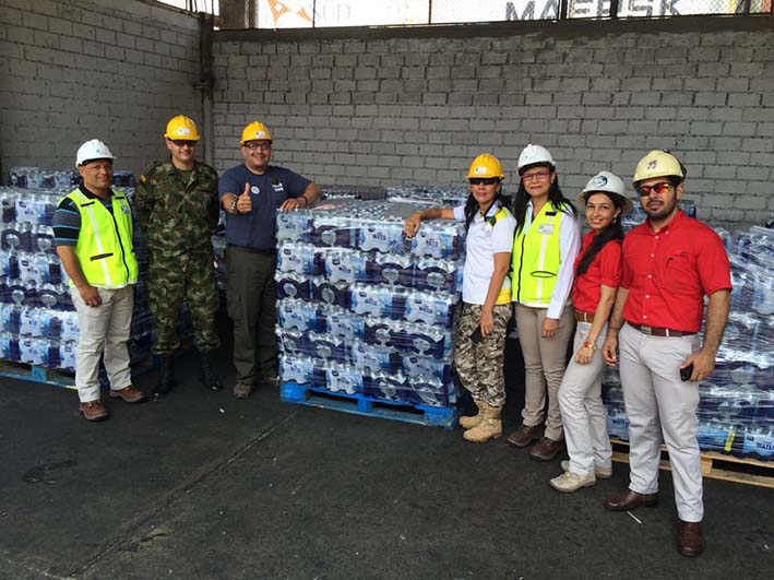 21 mil botellas de agua fueron donadas de Miami, Estados Unidos, para indígenas que habitan en la Alta Guajira.