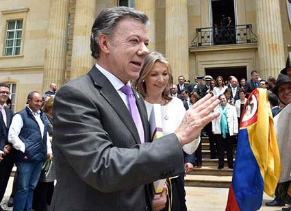 El presidente Juan Manuel Santos afirmó que se comienza a vivir una Colombia diferente, después de cumplirse las primeras 12 horas del cese bilateral al fuego definitivo.