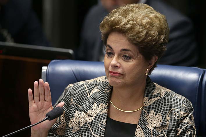 El Senado de Brasil aplazó para hoy la votación respecto a si destituye permanentemente del cargo a la presidenta suspendida Dilma Rousseff.
