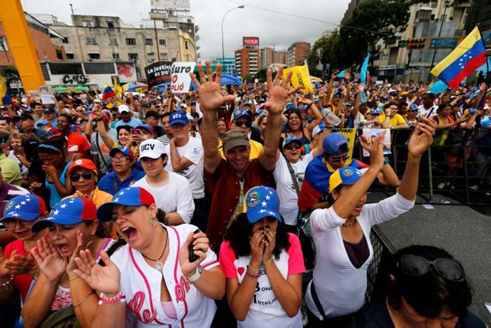La oposición utilizará la movilización para impulsar la recolección en las próximas semanas de las firmas de 20 por ciento de los electores, necesarias para activar el referendo contra Maduro.