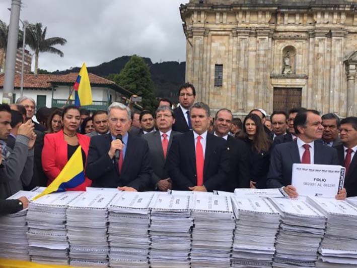 Con más de 1 millón de firmas, Centro Democrático pondrá demanda en la Corte Constitucional para revisar supuestas irregularidades en el acto legislativo por la paz. 