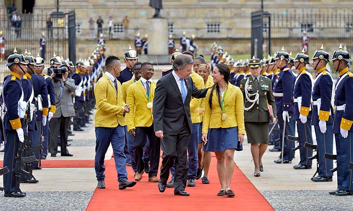 El presidente Juan Manuel Santos y el Batallón Guardia Presidencial rindieron un imponente homenaje a los deportistas que hicieron parte de la delegación colombiana en los Juegos Olímpicos de Río 2016.