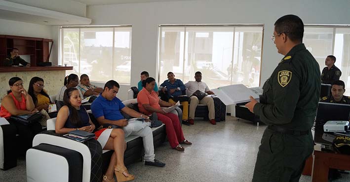 El comandante de Policía La Guajira, coronel Tito Yesid Castellanos Tuay, en su exposición indicando que es consciente de lo vital que es esta herramienta para vivir mejor.