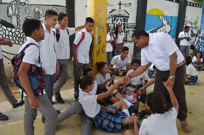 El alcalde de Riohacha saludó a los estudiantes.