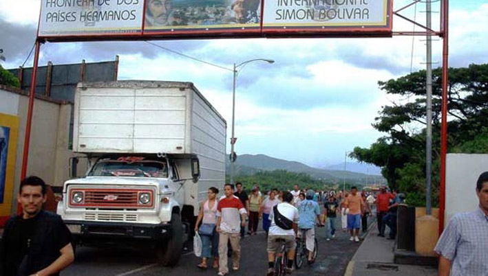 Entre estos vehículos que cruzaron el puente Internacional Simón Bolívar, uno llevada el material electoral hacia el departamento de Arauca para la jornada del plebiscito el próximo 2 de octubre.  