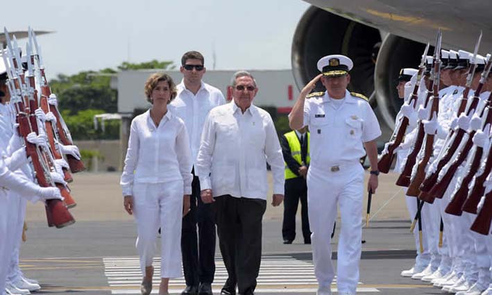 El presidente de Cuba, Raúl Castro, saluda en el Aeropuerto Rafael Núñez de Cartagena, donde se celebrará hoy la firma del acuerdo final para la terminación del conflicto.