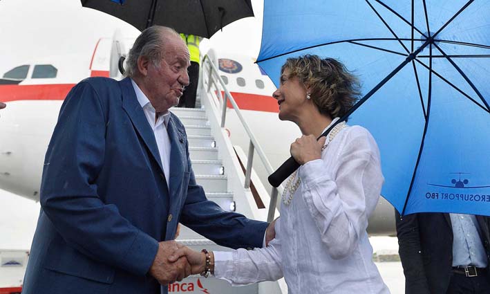 El rey Juan Carlos de España, un gran amigo de Colombia, llegó ayer domingo a Cartagena para la firma del acuerdo de paz. En el Aeropuerto de Cartagena lo recibió la vicecanciller Patti Londoño.