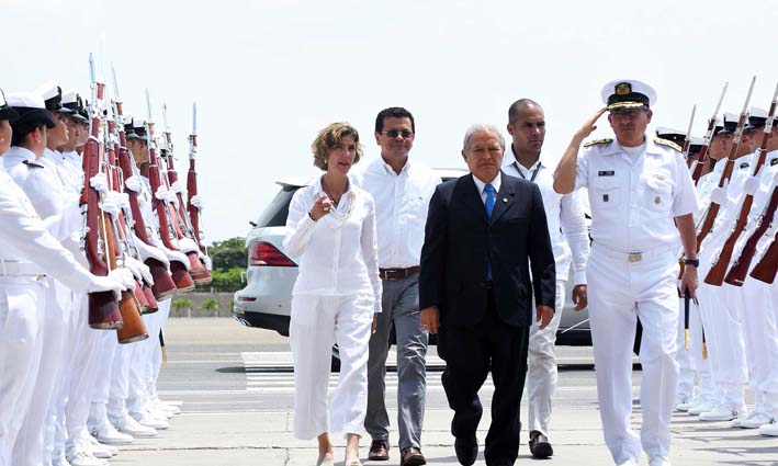 El presidente de El Salvador, Salvador Sánchez, es recibido por la viceministra de Relaciones Exteriores, Patti Londoño, a su llegada a Cartagena para asistir a la firma del acuerdo para la terminación del conflicto.