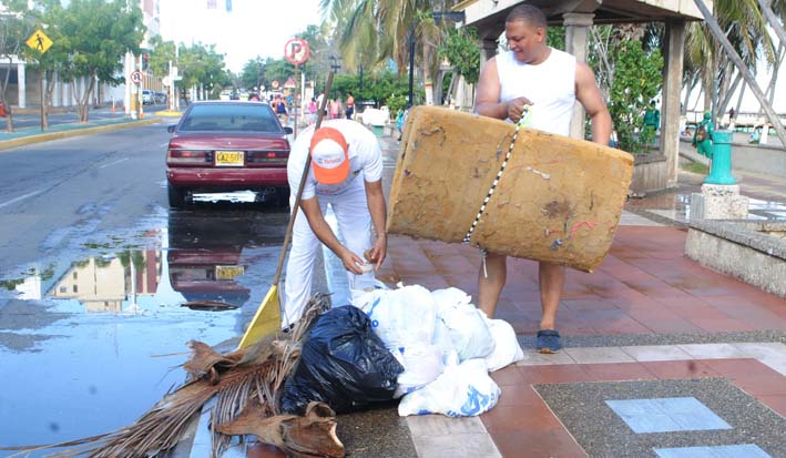 Los funcionarios del Distrito realizaron una jornada de ornato y embellecimiento de las playas de la ciudad.