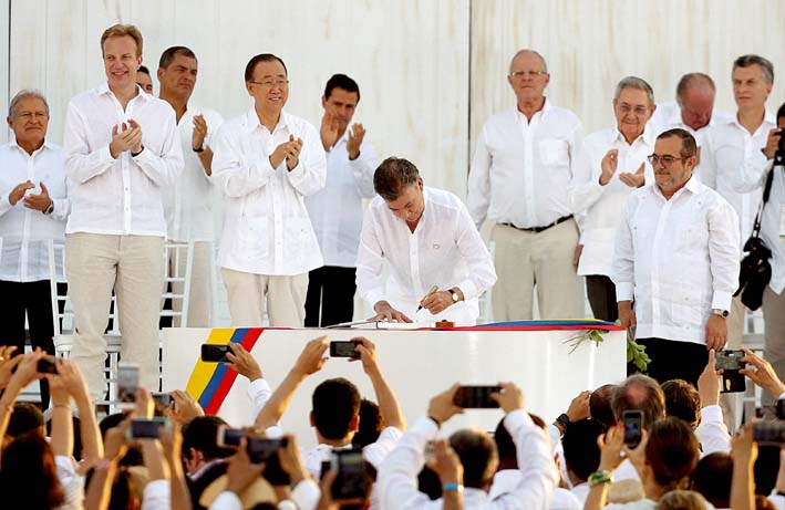 En un auditorio abarrotado de gente y lleno de emoción, se realizó  la histórica firma de la paz en Cartagena. A las 5:30 pm se hizo realidad el tan esperado acto del acuerdo entre Gobierno y guerrilla.