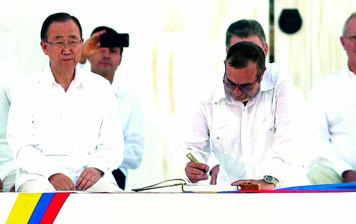 El jefe de las Farc, Rodrigo Londoño Echeverri, ‘Timochenko, fue el primero en firmar el acuerdo de paz en Cartagena.