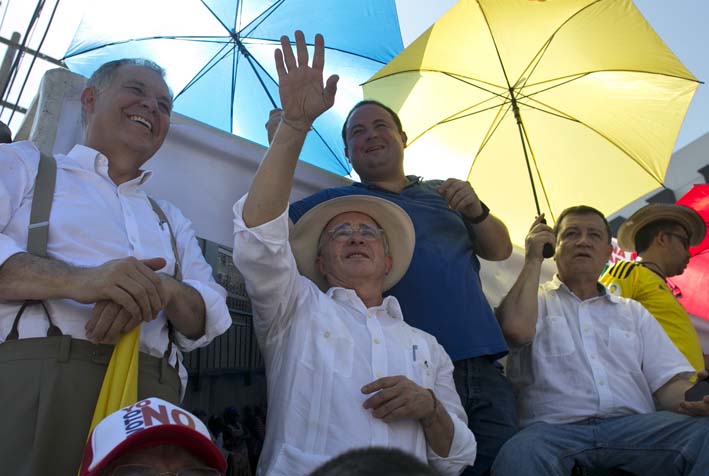 El líder opositor y el expresidente Alvaro Uribe durante una protesta contra el acuerdo de paz entre el gobierno y las Fuerzas Armadas Revolucionarias de Colombia (Farc).