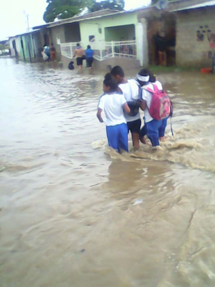 Estudiantes de los distintos colegios de la capital tuvieron que caminar en medio de las calles inundadas, por el paso de fuertes lluvias en la tarde de ayer.