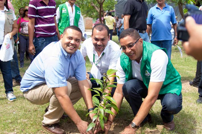 La siembra de los árboles en el corregimiento de Conejo, zona rural de Fonseca, en el marco de la campaña “Con el ambiente para la paz”.
