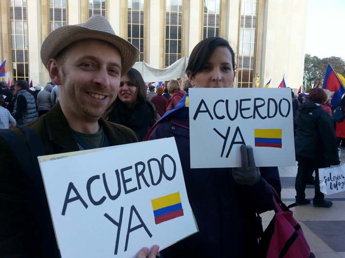 Además de las banderas de Colombia que se veían por la plaza, los manifestantes montaron una mesa de negociaciones “simbólica”.