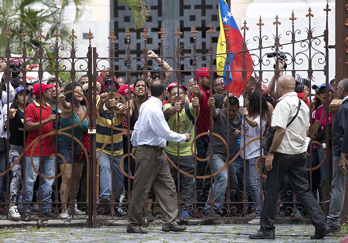 Grupos chavistas llegaron a la sede del Parlamento venezolano mientras se desarrollaba una sesión especial para discutir un juicio político contra el presidente Maduro.