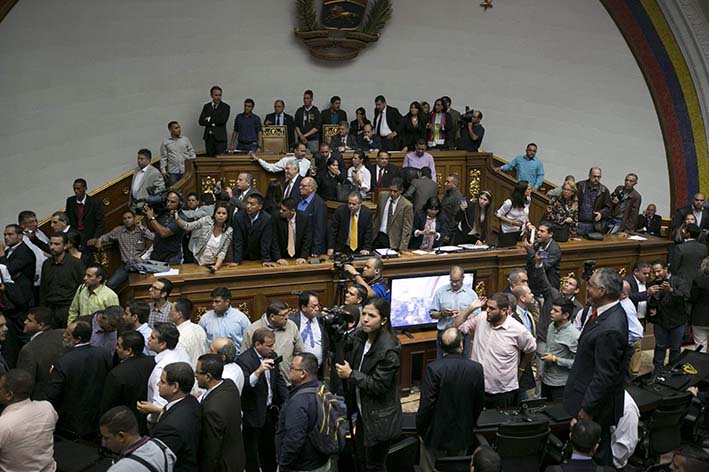 El Congreso de Venezuela declaró el domingo que el gobierno ha escenificado un golpe de Estado, durante una ruidosa sesión que fue interrumpida cuando partidarios de las autoridades socialistas irrumpieron en la cámara.