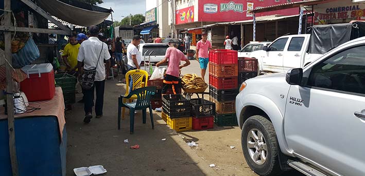 Los vendedores sacan su mercancía a la calle y esto complica la movilidad del Mercado Nuevo.