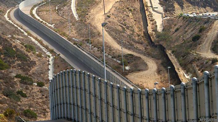 La construcción de la cerca en áreas que antes eran utilizadas para entrar al país ilegalmente con facilidad, movió el tráfico de inmigrantes indocumentados hacia otros sectores mucho más arriesgados y difíciles.