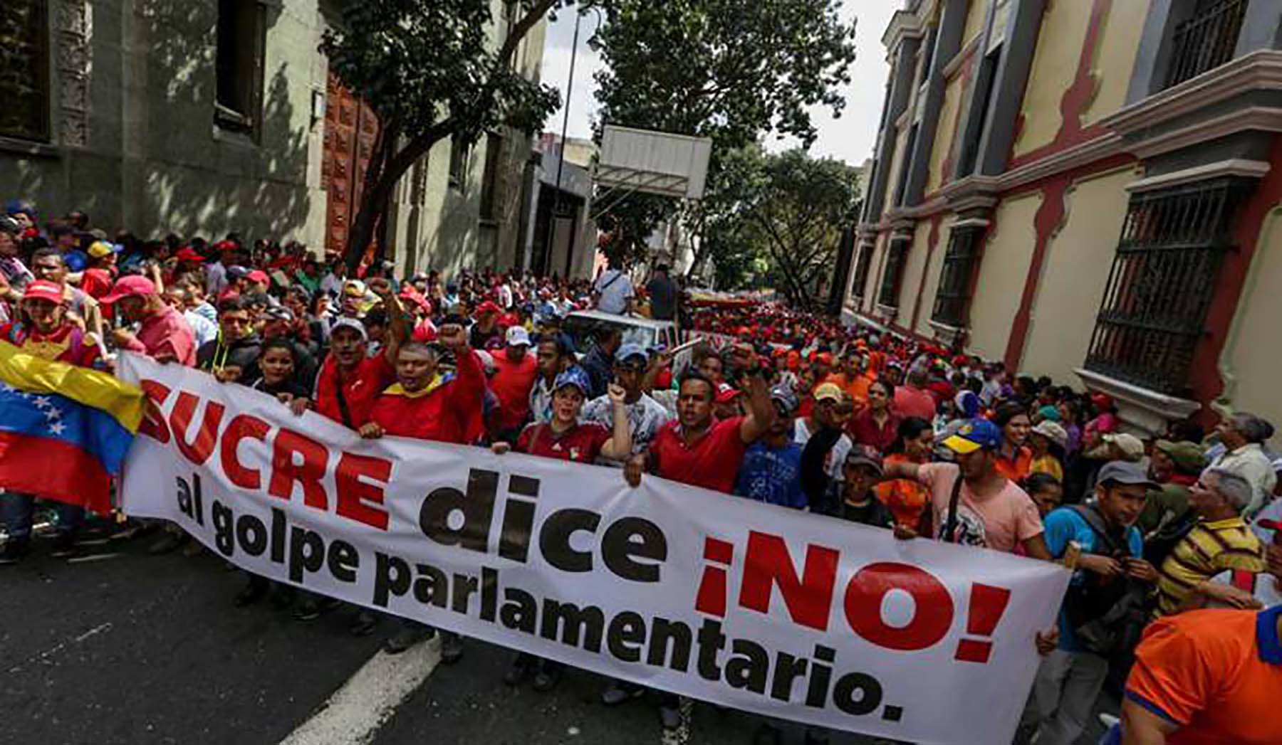 Personas identificadas con el chavismo en Venezuela impidieron el ingreso de diputados opositores y periodistas a la Asamblea Nacional.