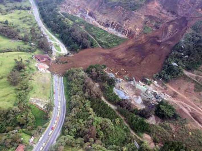 En la vía Medellín- Bogotá por deslizamiento de tierra a la altura del sector de Cabuyal. Como ruta alterna está Medellín- Puerto Berrio.