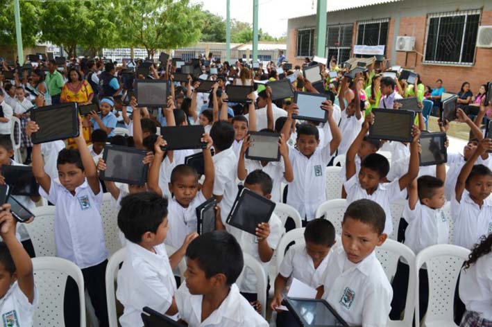 La entrega de tabletas busca incentivar el uso de la tecnología en los menores. 