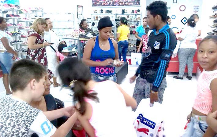 Los habitantes de Maicao salieron a comprar con los productos a menor precio, por iniciativa del alcalde José Carlos Molina Becerra.