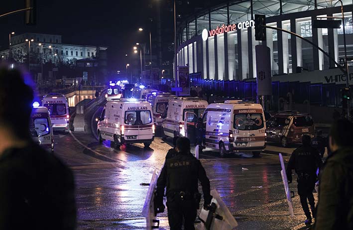 Los servicios de rescate y las ambulancias acuden a la escena de las explosiones cerca del estadio del club de fútbol de Besiktas después de los atentados en Estambul.  Dos fuertes explosiones se  escucharon cerca del estadio de fútbol recién construido. Las autoridades turcas han prohibido la distribución de imágenes relacionadas con las explosiones de Estambul en Turquía (Foto AP)
