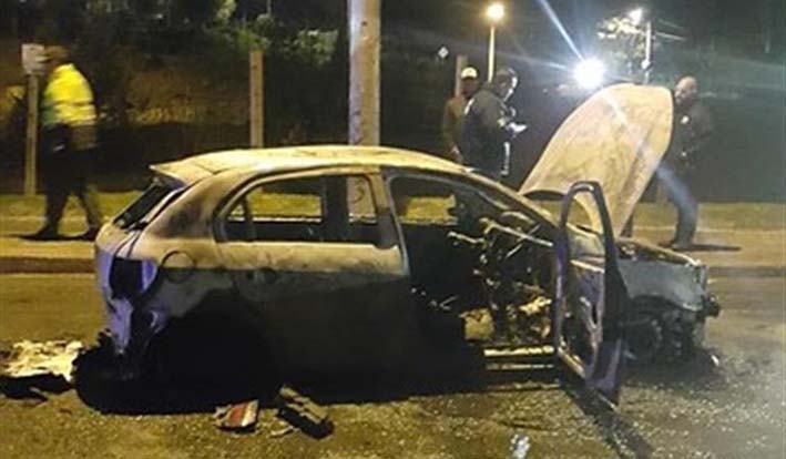 En la madrugada de este martes fue quemado por presuntos taxistas ,  un carro en la Calle 170 sobre la zona de La Conejera, en el noroccidente de Bogotá.