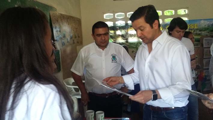 David Luna, ministro de Educación, durante una visita al Magdalena para verificar la ejecución del Programa Ciclón.