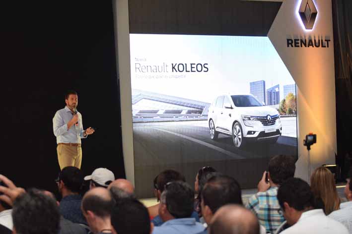 Momentos en que Adrián Martín Vera, gerente de mercado de Renault Colombia, contaba las novedades, beneficios y atributos de la nueva Renault Koleos. 