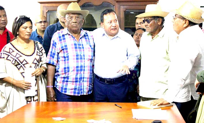 El gobernador (E) Weildler Guerra Cúrvelo reunido con los líderes de la comunidad wayuu y representantes de las Empresas Públicas de Medellín.