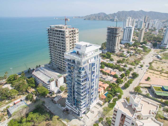Este conjunto residencial que está ubicado en Playa Salguero, tiene dos ascensores, sala de juegos, gimnasio, piscinas, entre otras cosas llamativas para la comodidad de los hogares samarios.