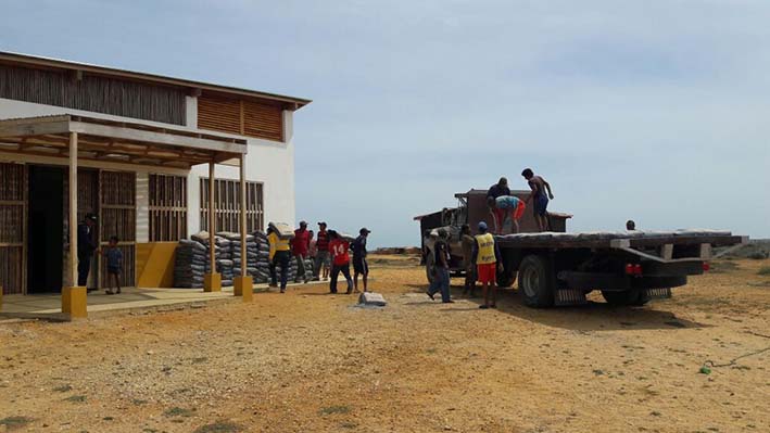 Empresas y entidades se han unido para ayudar a familias que resultaron afectadas por el huracán Matthew con su coletazo por La Guajira.