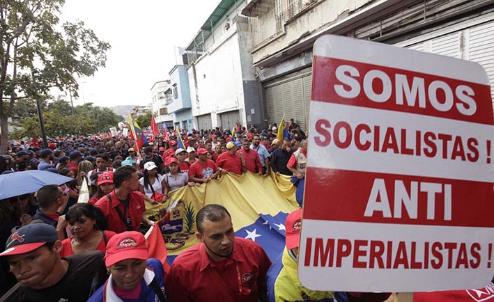 Miles de oficialistas, vestidos con camisas rojas y con carteles en los que se leía "somos antiimperialistas", tomaron las calles del centro de Caracas