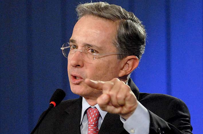El expresidente Álvaro Uribe Vélez reaparece después de su incapacidad, censurando el escándalo de corrupción de Odebrecht.