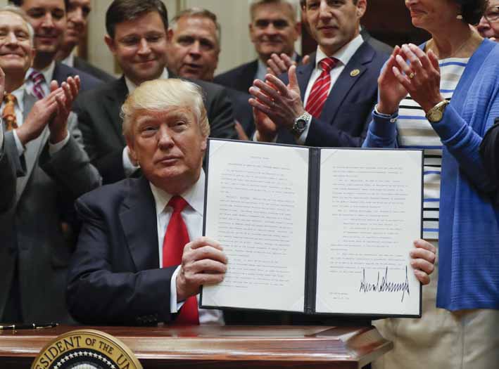 Donald Trump firmó 26 órdenes ejecutivas.