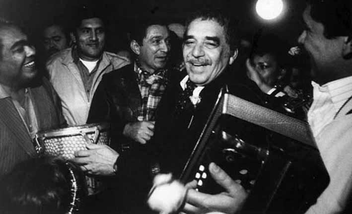 De izquierda a derecha El maestro Rafael Escalona y Gabriel García Márquez