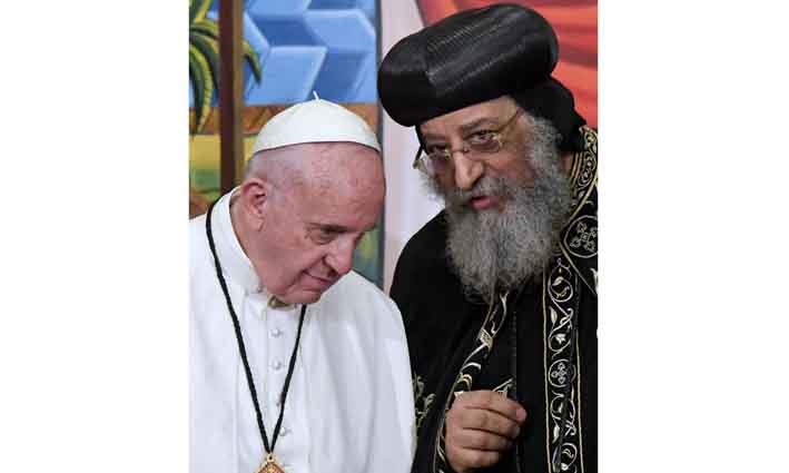 Papa Francisco se encuentra con el Papa Tawadros II, líder espiritual de los cristianos ortodoxos de Egipto, en la catedral de El Cairo.