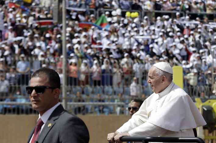 Papa Francisco llega a celebrar una misa para la pequeña comunidad católica de Egipto.