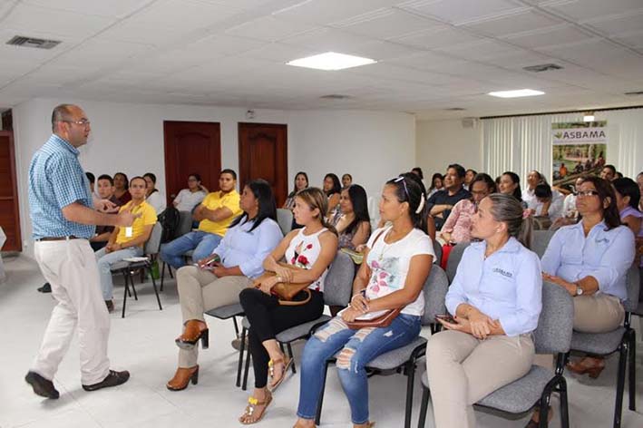 Diego Castellanos, funcionario del Grupo de Promoción y Prevención de la Dirección de Riesgos Laborales del Ministerio del Trabajo, fue quien dirigió la charla.