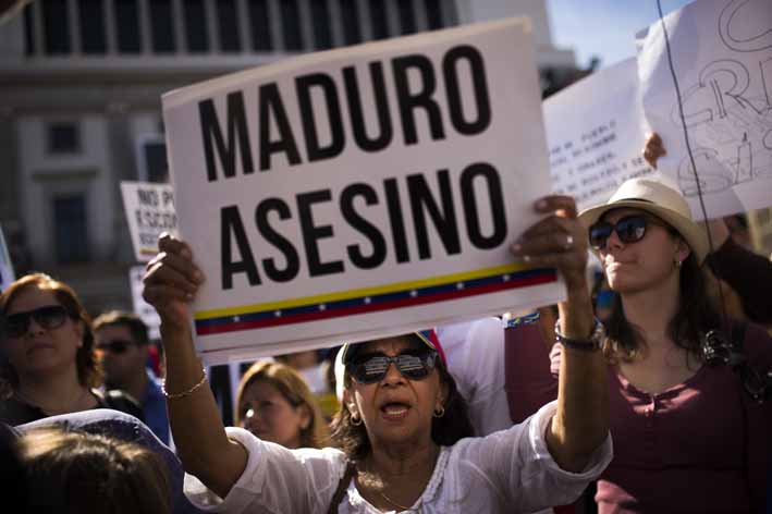 Una mujer opositora protesta en contra del gobierno de Nicolás Maduro.