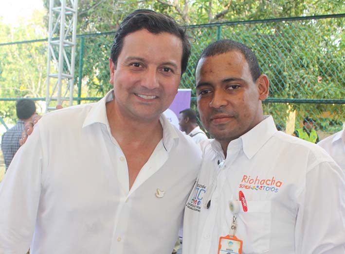 El Ministro de las TIC, David Luna Sánchez, agradeció a José de Jesús Gámez Pimienta, por todo el apoyo que le ha puesto a las telecomunicaciones en Riohacha.
