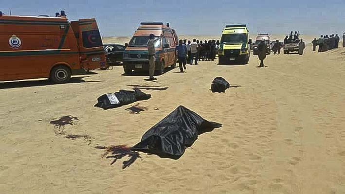 Esta imagen difundida por la oficina de prensa de la gobernación de Minya muestra cuerpos de las víctimas que murieron cuando hombres atacaron un autobús en Minya, Egipto.