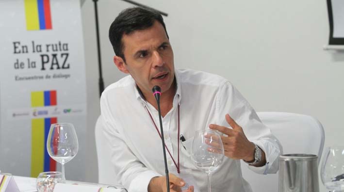 Guillermo Rivera, ministro del Interior fue el encargado de oficiar a los presidentes de Senado, Mauricio Lizcano, y de la Cámara de Representantes, Miguel Ángel Pinto.