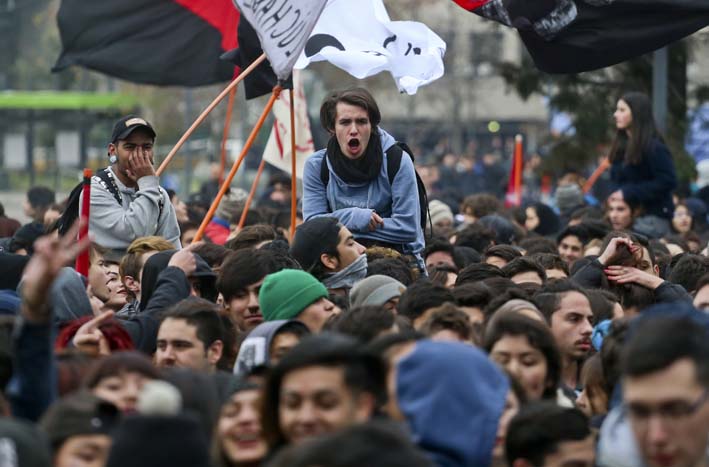 Los universitarios chilenos presionan para que la presidenta de Chile, Michelle Bachelet, avance en sus promesas de dejar una educación gratuita y de calidad antes de concluir su gestión en marzo de 2018.