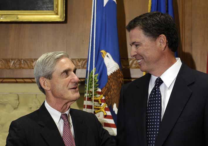 Foto de archivo, el entonces nuevo Director del FBI, James Comey, habla con saliente director del FBI, Robert  Mueller.