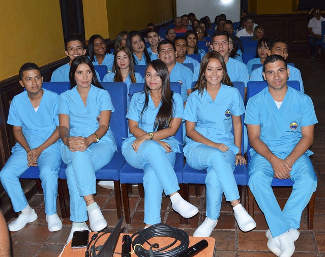  estudiantes de decimo semestre del programa de Odontología recibieron el elemento que los acreditan para realizar sus prácticas profesionales en diversas Instituciones Prestadoras de Servicios de Salud.